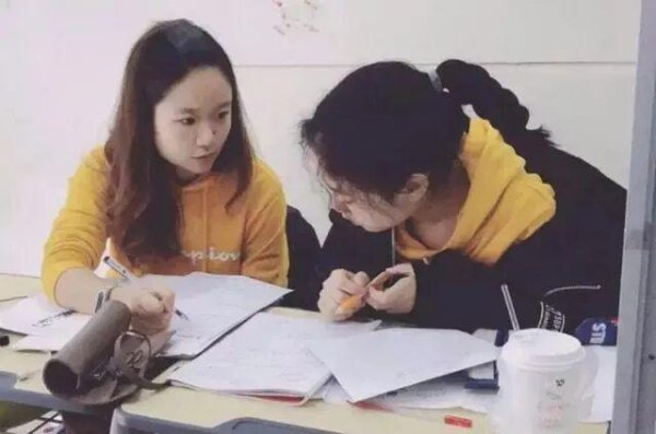 股票配资平台官网入口 禁止在职教师补课后，教师又发现新的“致富道路”，家长也不阻止